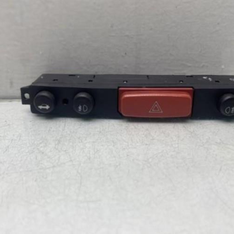 Bouton de warning ALFA ROMEO GT Photo n°3