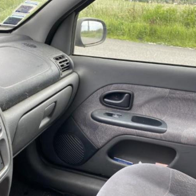 Interrupteur de leve vitre avant gauche RENAULT CLIO 2 Photo n°17