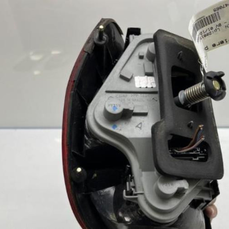 Feu arriere principal droit (feux) VOLKSWAGEN FOX Photo n°7