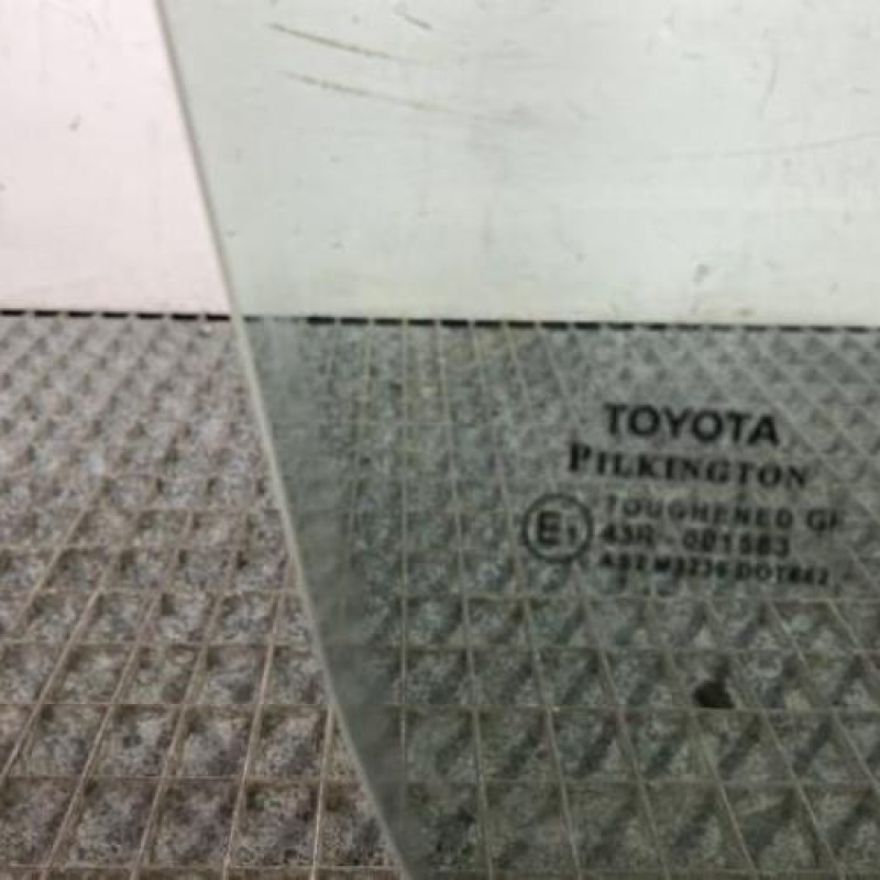Vitre avant droit TOYOTA YARIS 3 Photo n°4