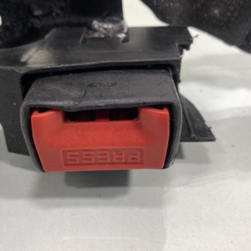 Attache ceinture arriere gauche RENAULT CLIO 3 Photo n°2
