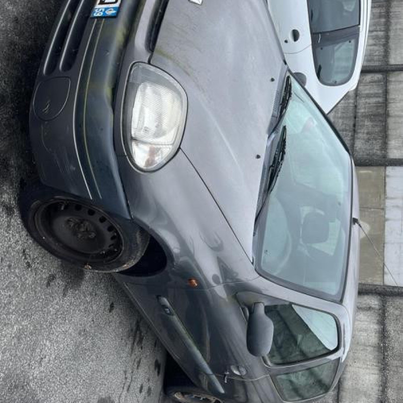 Pare choc avant RENAULT CLIO 2 Photo n°8