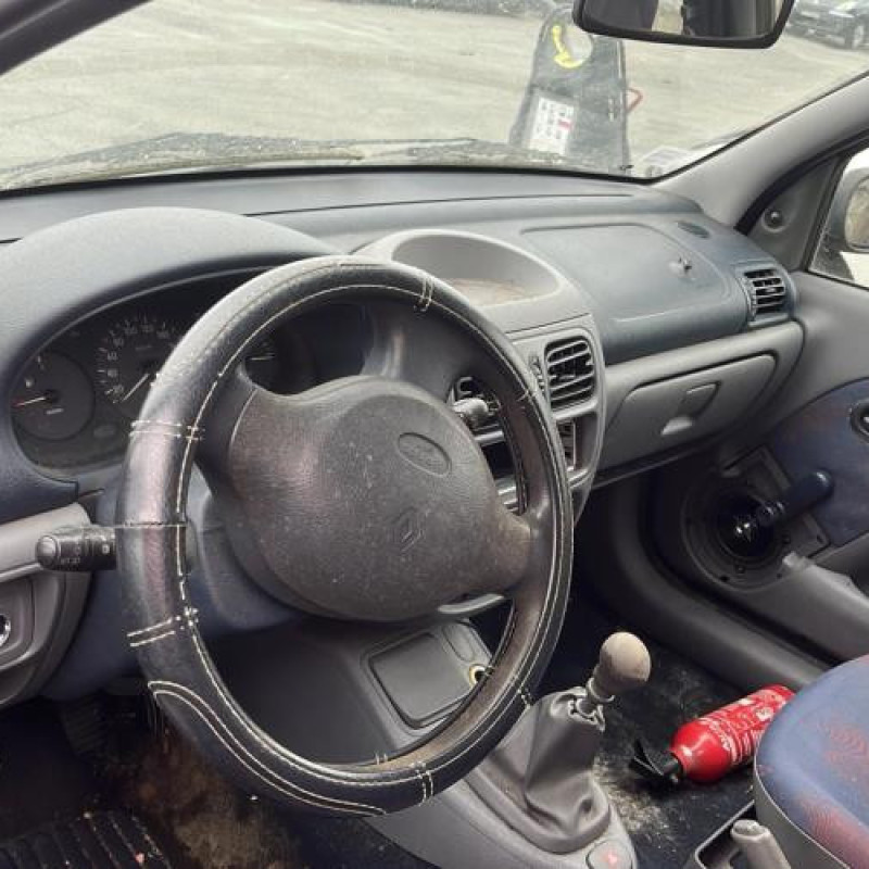 Pare choc avant RENAULT CLIO 2 Photo n°13