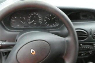 Serrure avant droit RENAULT MEGANE 1