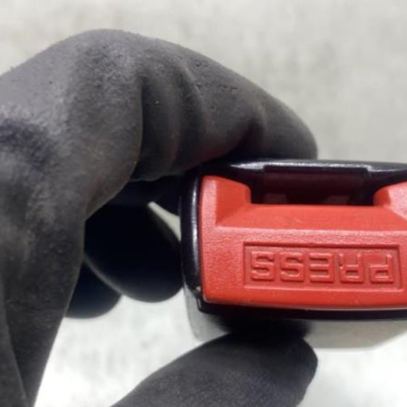 Attache ceinture arriere gauche PEUGEOT 306 Photo n°2