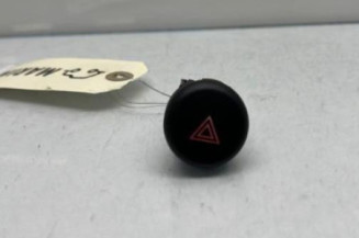 Bouton de warning NISSAN JUKE 1 Photo n°1