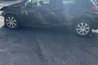 Vitre avant gauche PEUGEOT 208 1