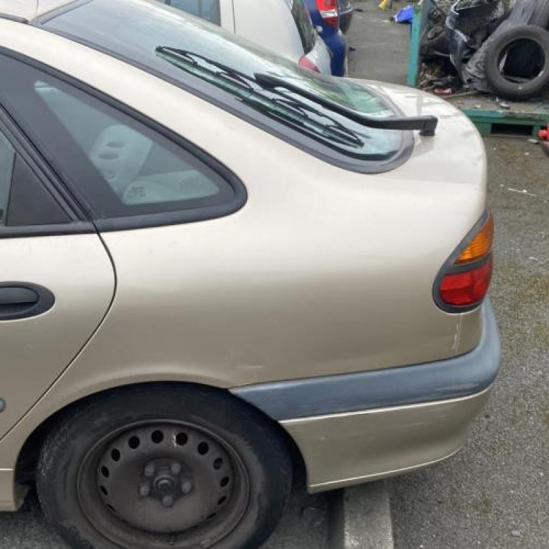 Feu arriere principal droit (feux) RENAULT LAGUNA 1 Photo n°10
