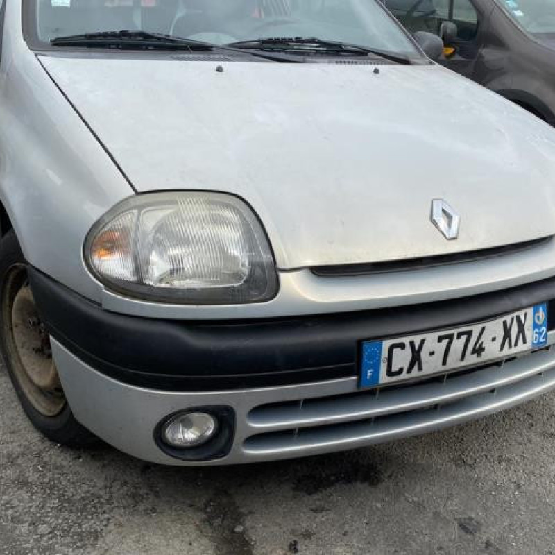 Calandre RENAULT CLIO 2 Photo n°8