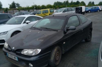 Vitre avant gauche RENAULT MEGANE 1