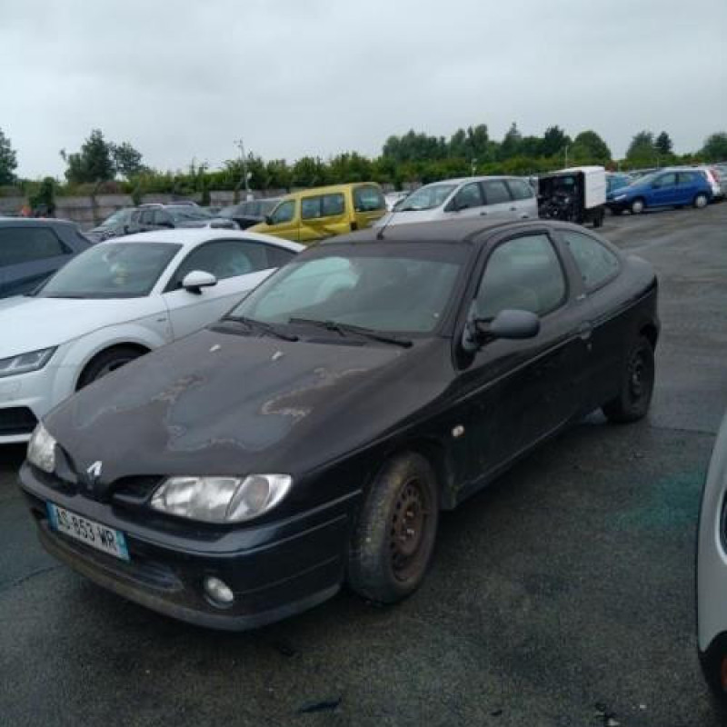 Vitre avant gauche RENAULT MEGANE 1 Photo n°10