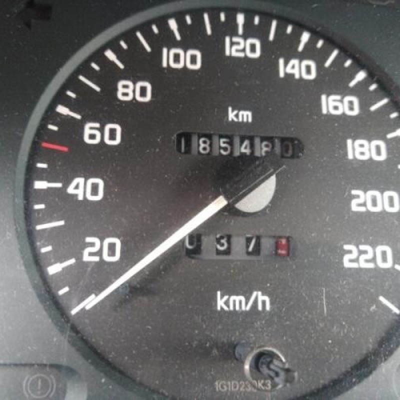 Vitre avant gauche RENAULT MEGANE 1 Photo n°17