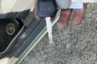 Serrure avant droit TOYOTA YARIS 1