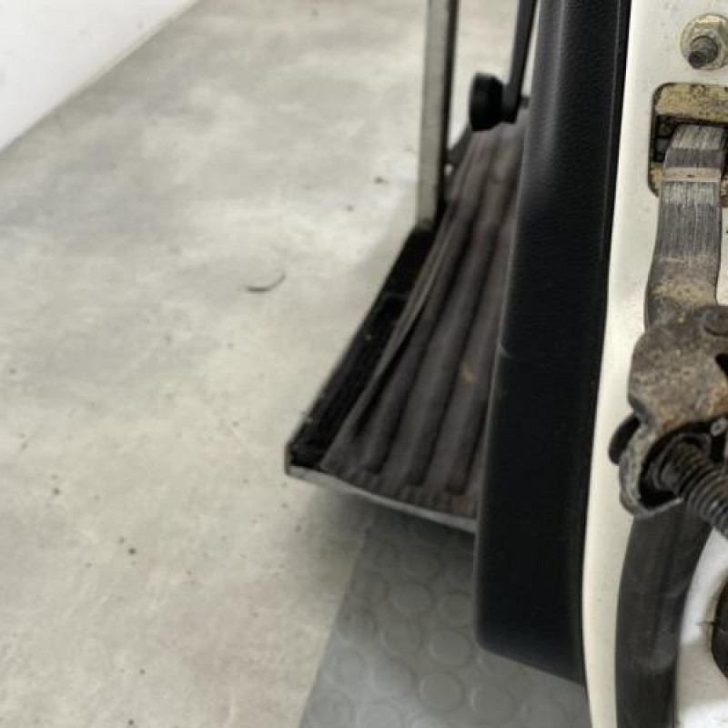 Porte avant gauche FORD FIESTA 5 Photo n°6
