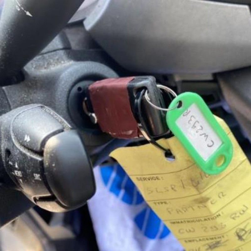 Attache ceinture avant droit PEUGEOT PARTNER 2 Photo n°17