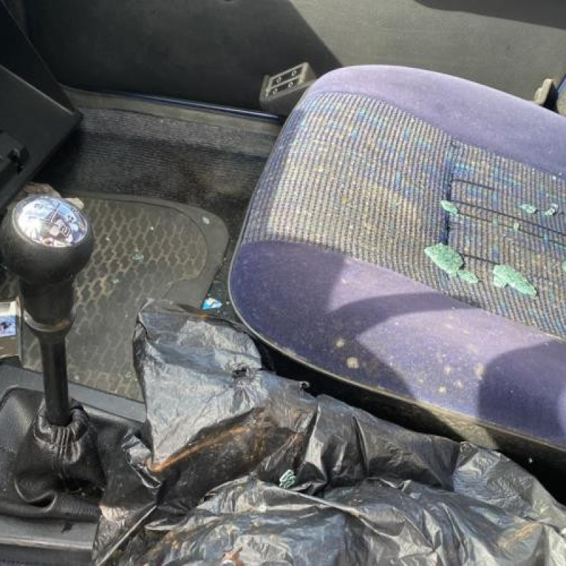 Leve vitre electrique avant droit PEUGEOT 205 Photo n°17