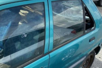 Vitre avant gauche PEUGEOT 106