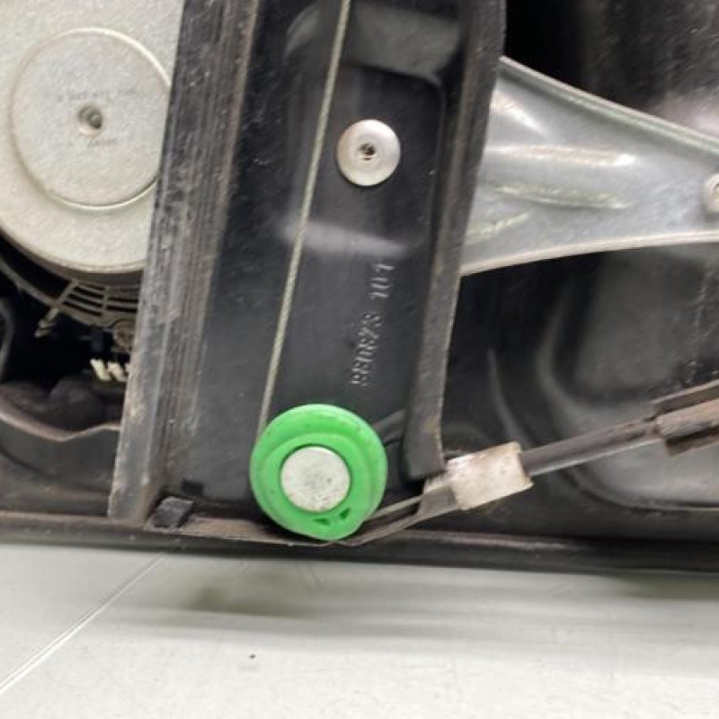 Leve vitre electrique avant gauche VOLKSWAGEN PASSAT 5 Photo n°5