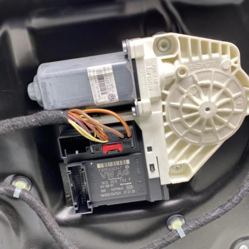 Leve vitre electrique avant gauche VOLKSWAGEN PASSAT 5 Photo n°8