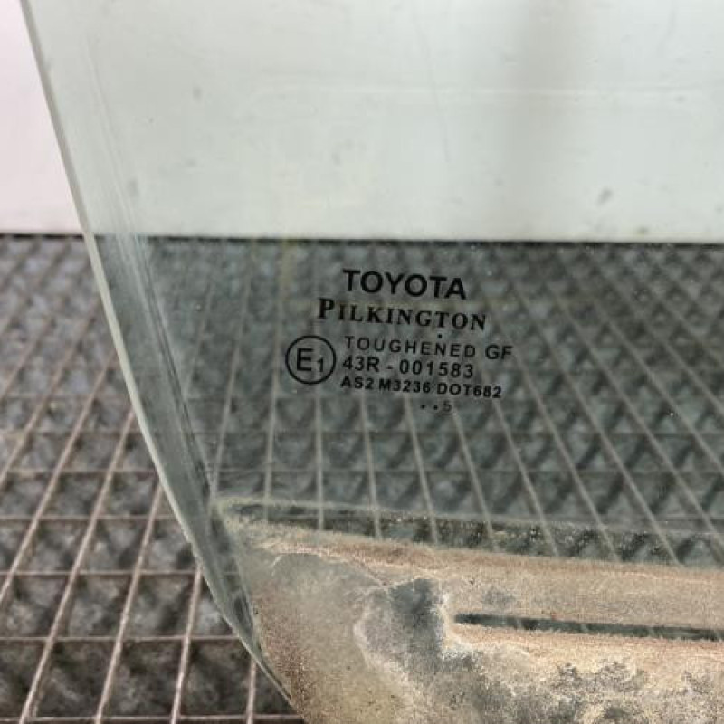 Vitre avant droit TOYOTA YARIS 3 Photo n°4