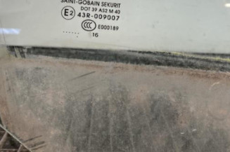 Vitre avant droit PEUGEOT 208 1