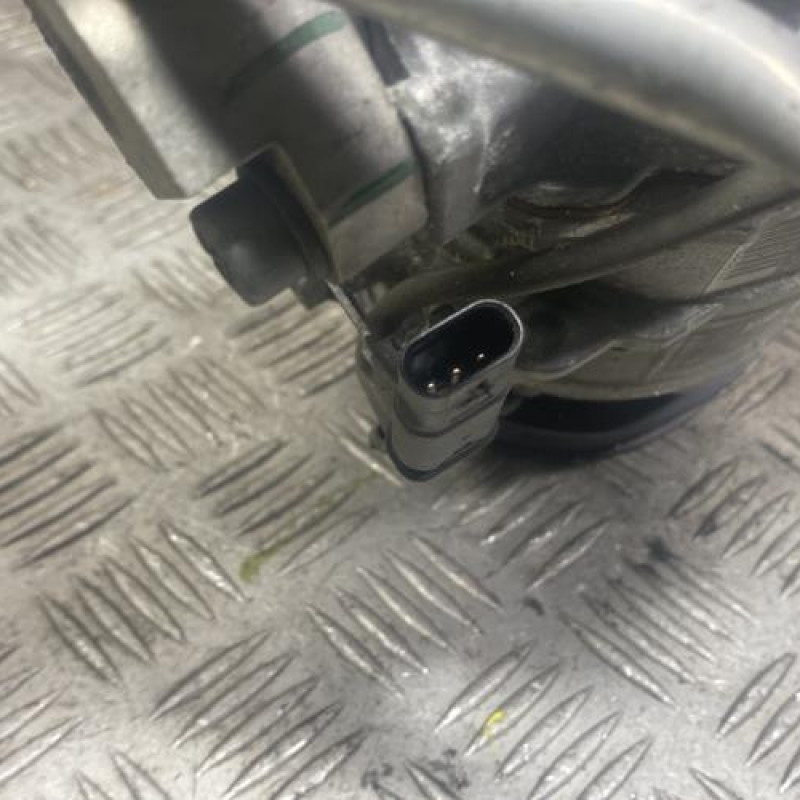 Compresseur clim BMW SERIE 1 F20 Photo n°3