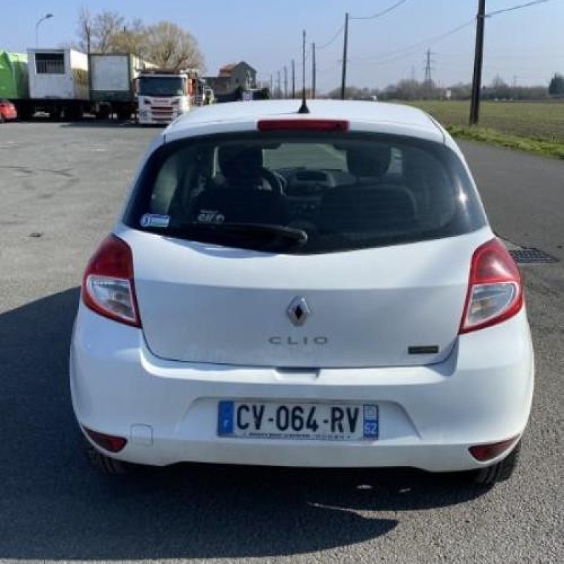 Pompe à carburant RENAULT CLIO 3 Photo n°8