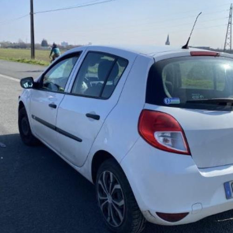 Pompe à carburant RENAULT CLIO 3 Photo n°10
