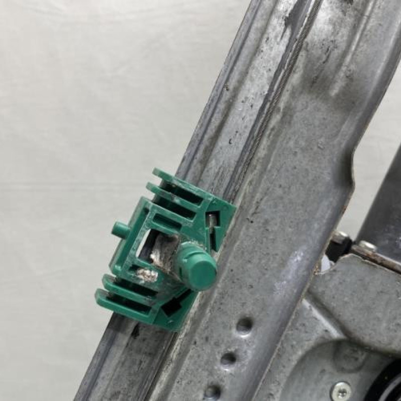 Leve vitre electrique avant droit RENAULT CLIO 3 Photo n°8