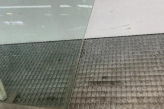 Vitre avant gauche FORD FIESTA 4