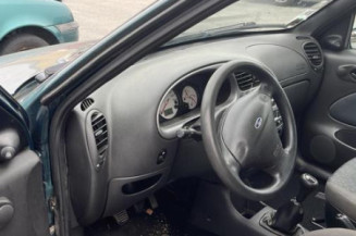 Vitre avant gauche FORD FIESTA 4