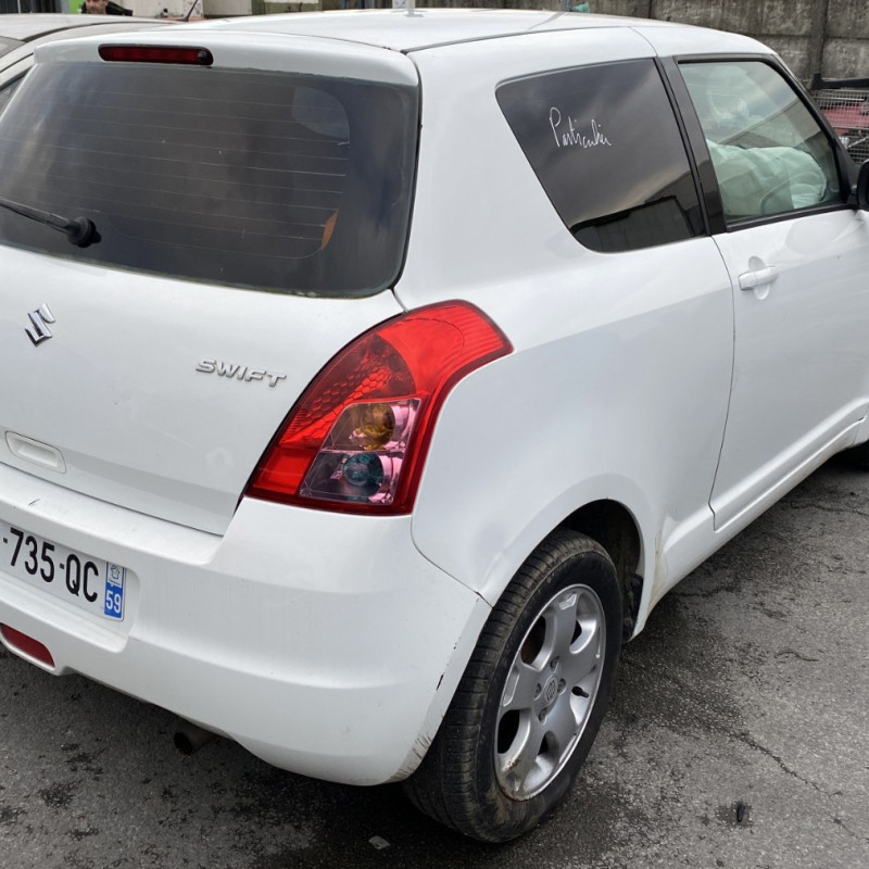 SUZUKI SWIFT 3 1.3i - 16V Photo n°3