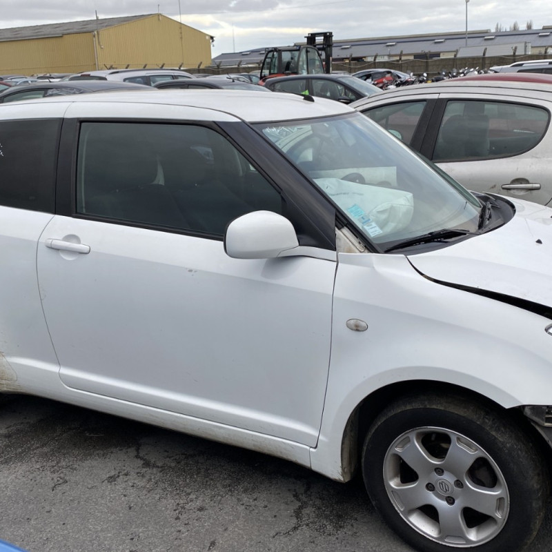 SUZUKI SWIFT 3 1.3i - 16V Photo n°7