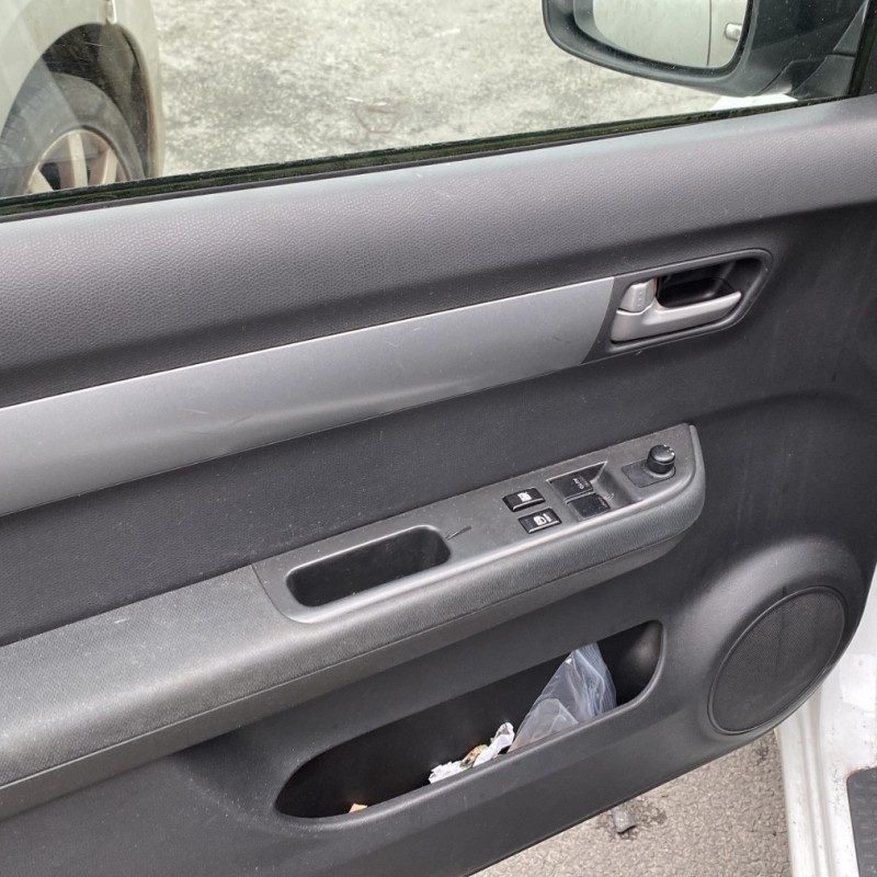 SUZUKI SWIFT 3 1.3i - 16V Photo n°9