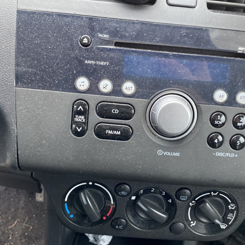 SUZUKI SWIFT 3 1.3i - 16V Photo n°15