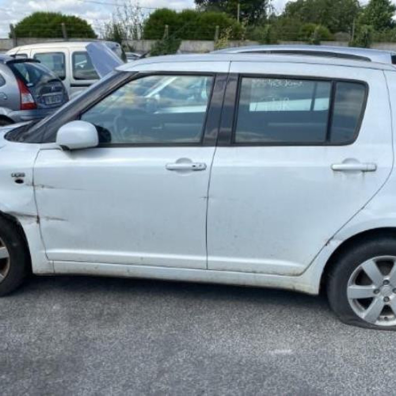 Malle/Hayon arriere SUZUKI SWIFT 3 Photo n°20