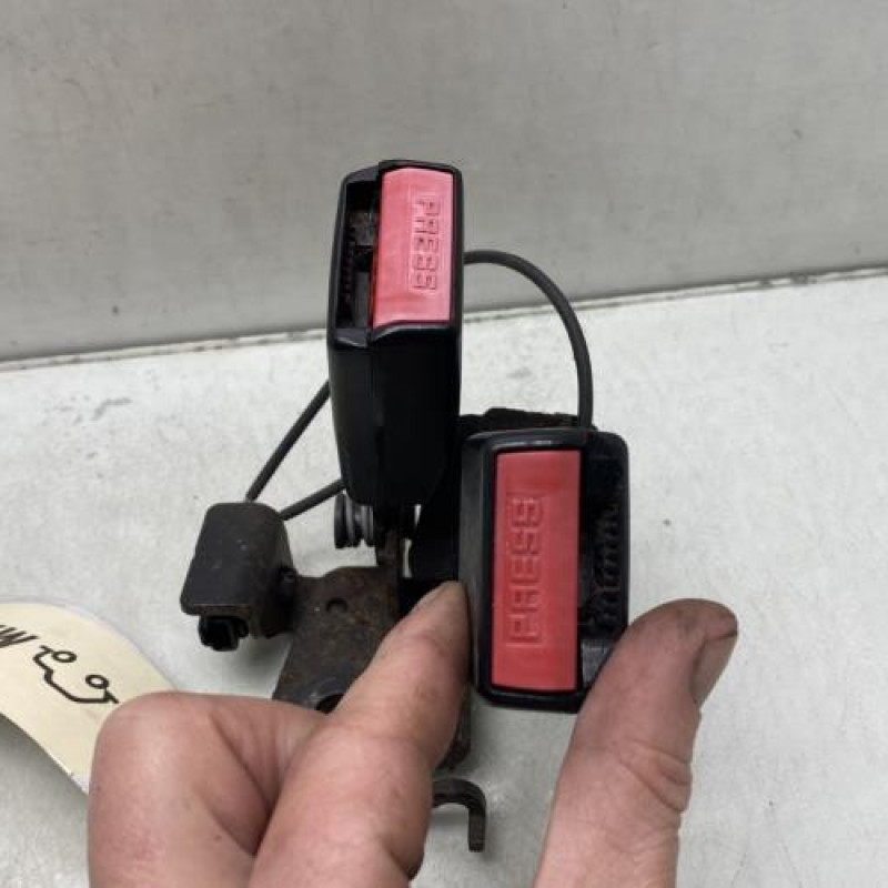 Attache ceinture arriere gauche RENAULT MEGANE 3 Photo n°1