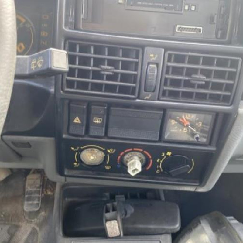 Moteur essuie glace arriere RENAULT R19 Photo n°18