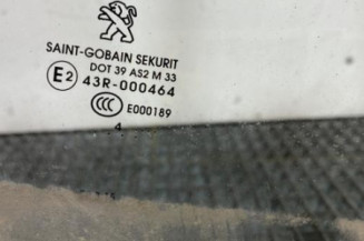 Vitre avant droit PEUGEOT 2008 1