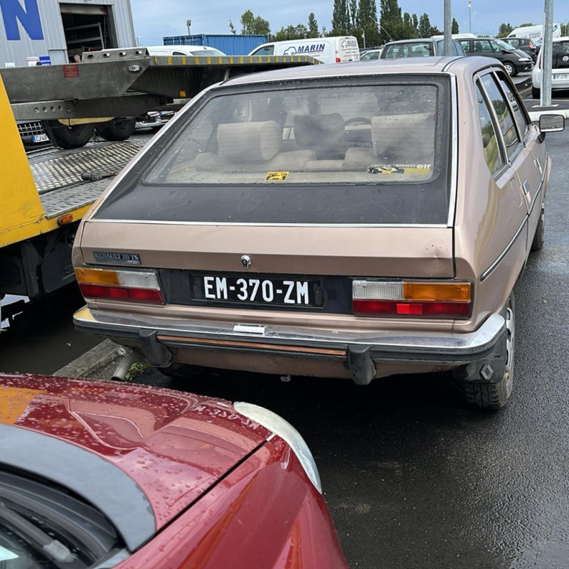 RENAULT R20 2.0 - 8V Photo n°3