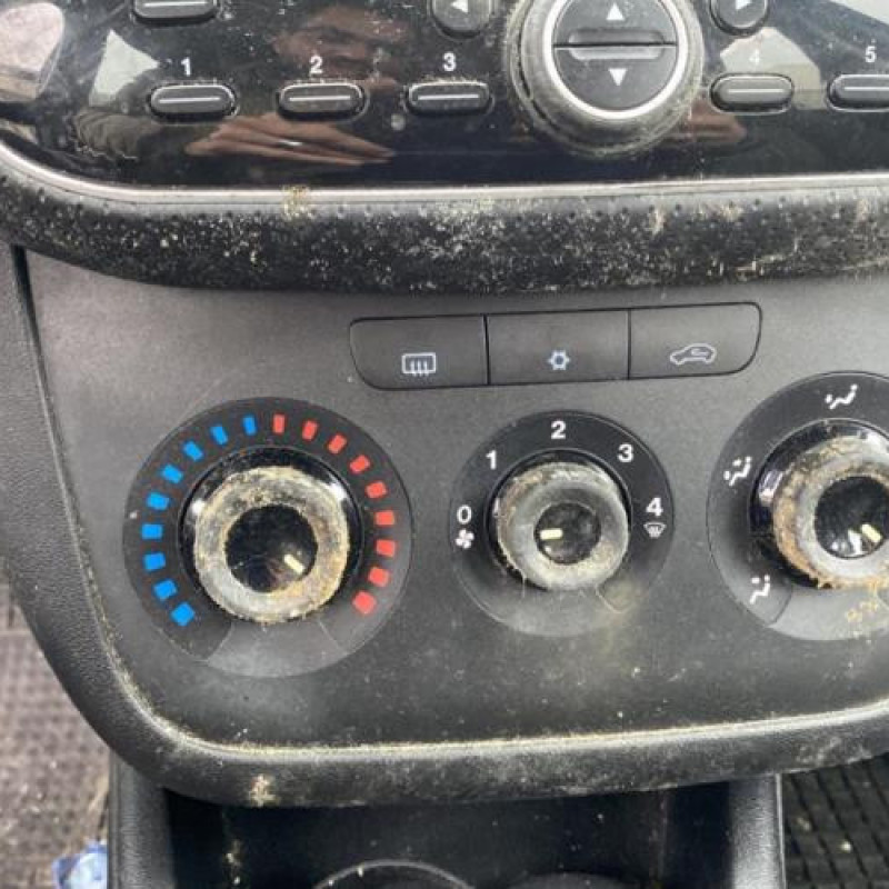 Bouton de warning FIAT PUNTO EVO 3 Photo n°17