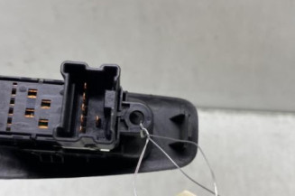 Interrupteur de leve vitre arriere droit NISSAN QASHQAI 1