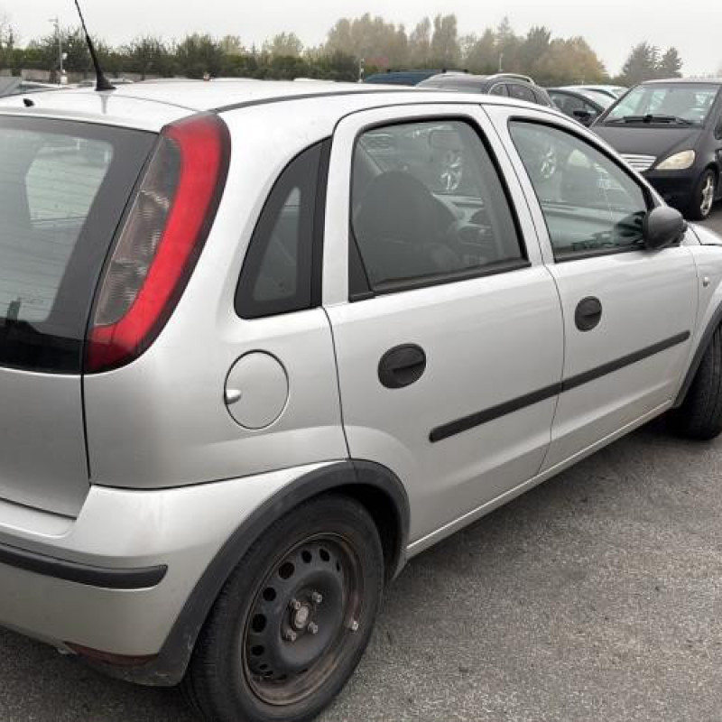 Feu arriere stop central OPEL CORSA C Photo n°7