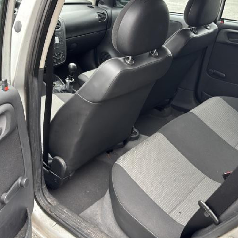 Feu arriere stop central OPEL CORSA C Photo n°14