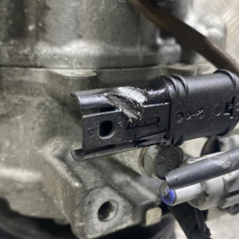 Compresseur clim BMW SERIE 5 F11 Photo n°4