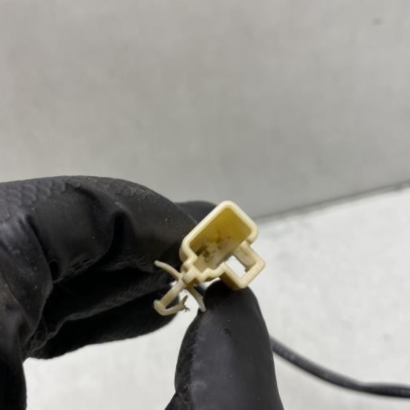 Attache ceinture avant gauche DAIHATSU TREVIS Photo n°3