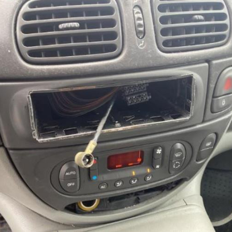 Poignee porte avant gauche RENAULT SCENIC 1 Photo n°19