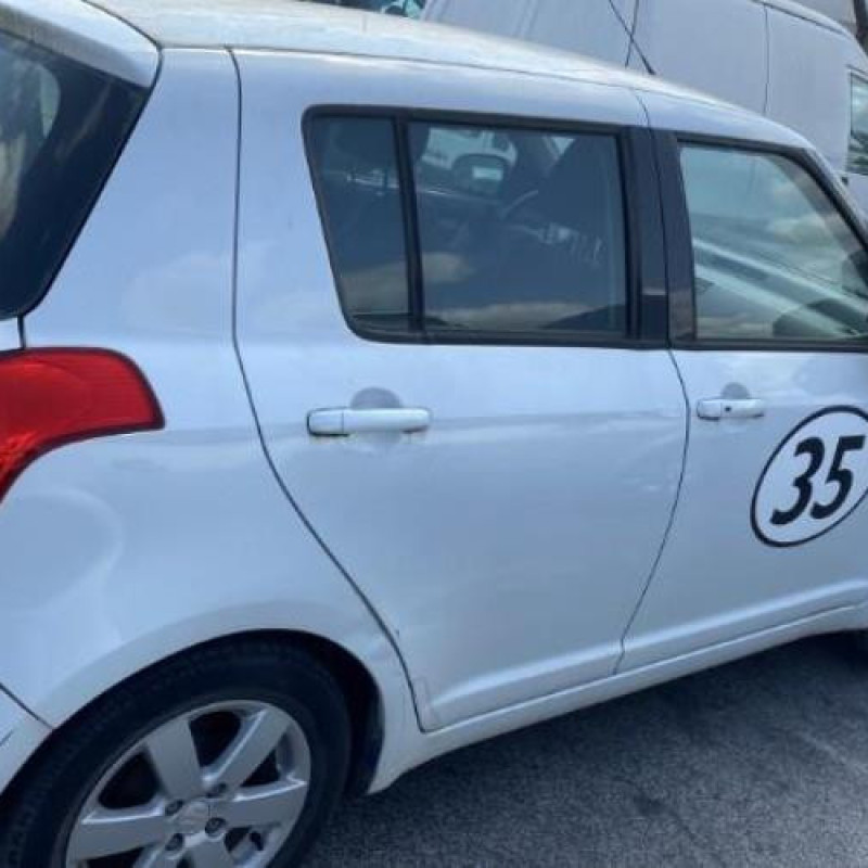 Feu arriere principal gauche (feux) SUZUKI SWIFT 3 Photo n°13