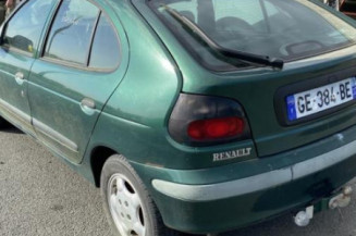 Serrure avant droit RENAULT MEGANE 1