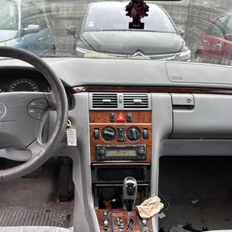 Retroviseur droit MERCEDES CLASSE E 210 Photo n°18